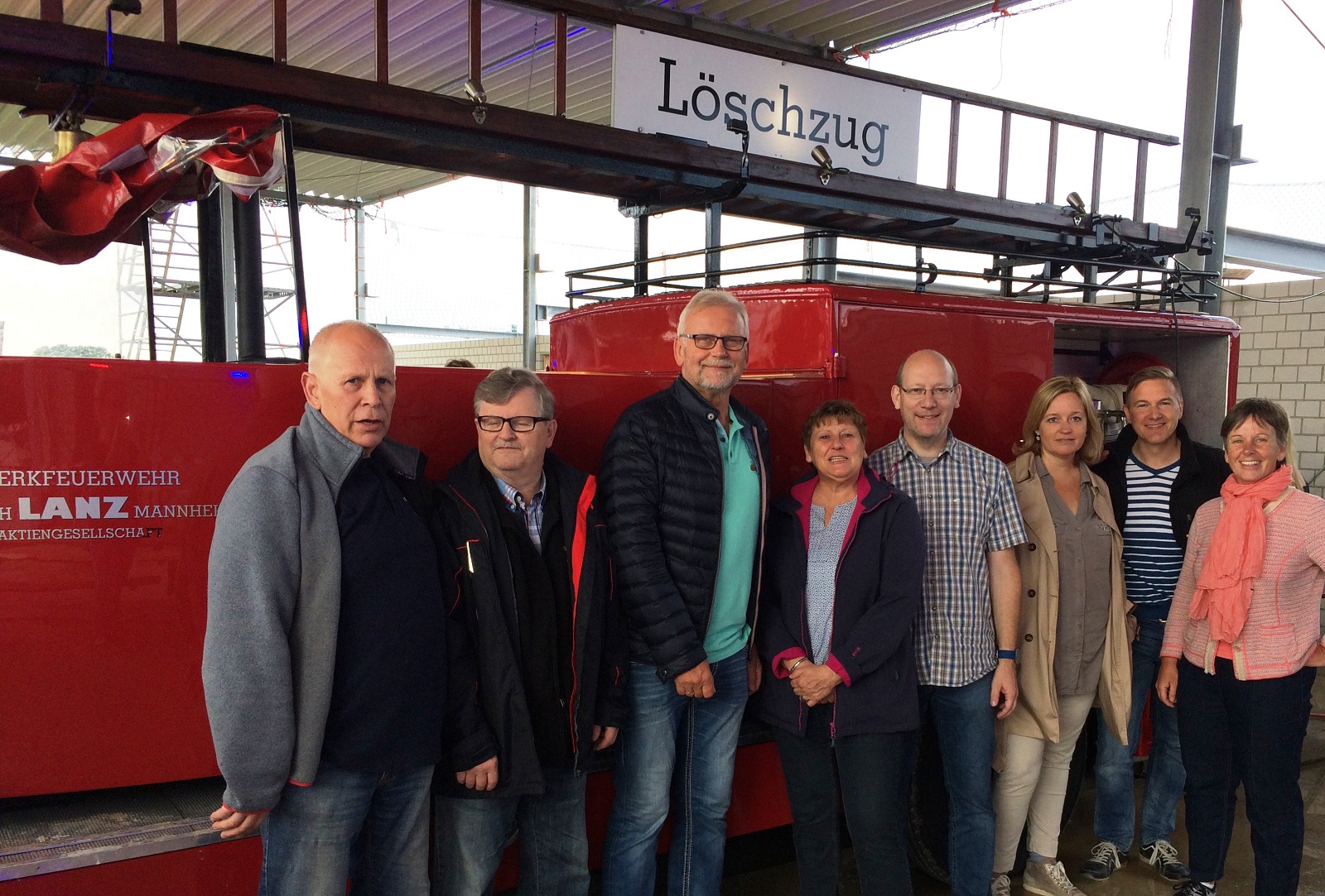 Mitglieder von CDU-Fraktionen beim Richtfest: Werner Ballmann, Ernst-August Rothert, Helmut Witt, Monika Bruning, Rainer Höveler, Katrin von Dreele, Falk Muschiol und Imke Märkl (v.l.) Mitglieder von CDU-Fraktionen beim Richtfest: Werner Ballmann, Ernst-August Rothert, Helmut Witt, Monika Bruning, Rainer Höveler, Katrin von Dreele, Falk Muschiol und Imke Märkl (v.l.)